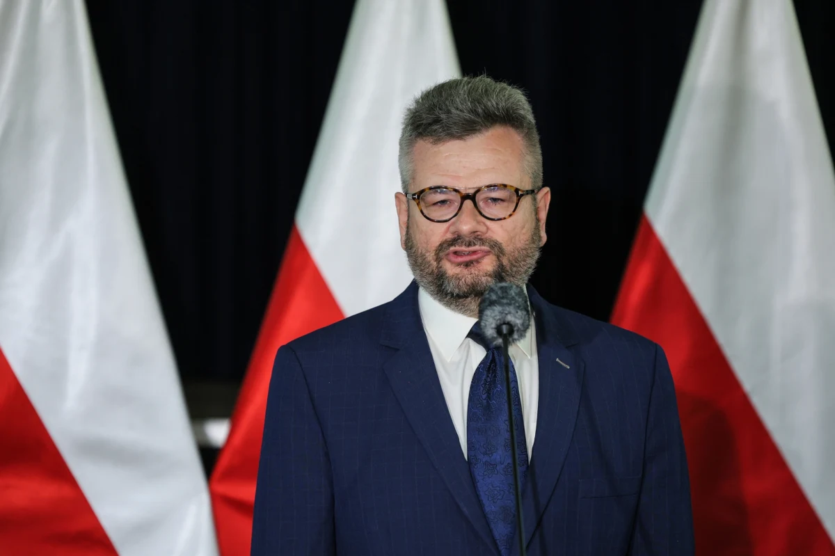 W piątek wszczęto formalne śledztwo w sprawie spowodowania katastrofy w ruchu lotniczym skutkującej śmiercią pilota - powiedział na konferencji prasowej w Radomiu rzecznik Prokuratury Okręgowej w Warszawie prok. Piotr Antoni Skiba. Przesłuchani zostali już pierwsi świadkowie. Znaleziona została tzw. czarna skrzynka, czyli rejestrator lotu. Jeszcze dzisiaj przeprowadzona zostanie sekcja zwłok pilota. W czwartek wieczorem podczas ćwiczeń przed AirSHOW w Radomiu rozbił się samolot F-16. Pilot, mjr Maciej „Slab” Krakowian, nie przeżył.
