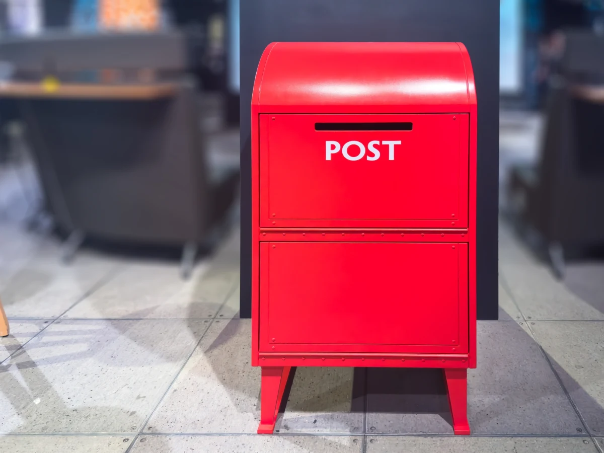 Pocztówka wysłana w 1953 roku z centrali ONZ w Nowym Jorku wróciła do swojego nadawcy po 72 latach. Dzięki zaangażowaniu pocztowców i genealogów udało się odnaleźć adresata, który nie pamiętał już o wysłanej wiadomości. To niejedyny przypadek, gdy przesyłki docierają do odbiorców po wielu dekadach.