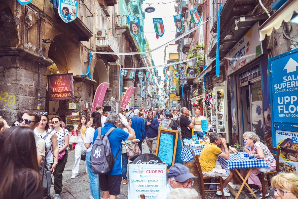 Miliony turystów we Włoszech. Komercja zabije Neapol?