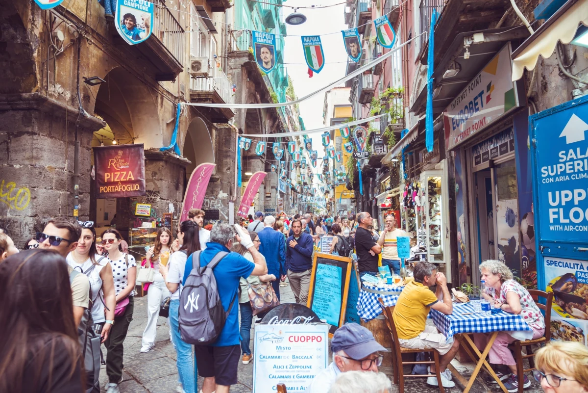 Tysiące turystów, puste domy, zanikająca autentyczność. Neapol, podobnie jak wiele innych włoskich miast, zmaga się z falą odwiedzających, która – choć przynosi pieniądze – odbiera miastu to, co najcenniejsze: jego mieszkańców i duszę – pisze "POLITICO".
