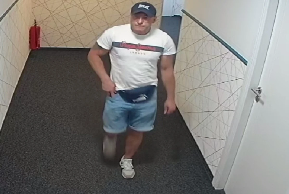 Krakowscy policjanci szukają mężczyzny, który wywołał pożar w hostelu w centrum miasta. Opublikowali jego wizerunek i proszą o kontakt wszystkich, którzy rozpoznają podpalacza. 