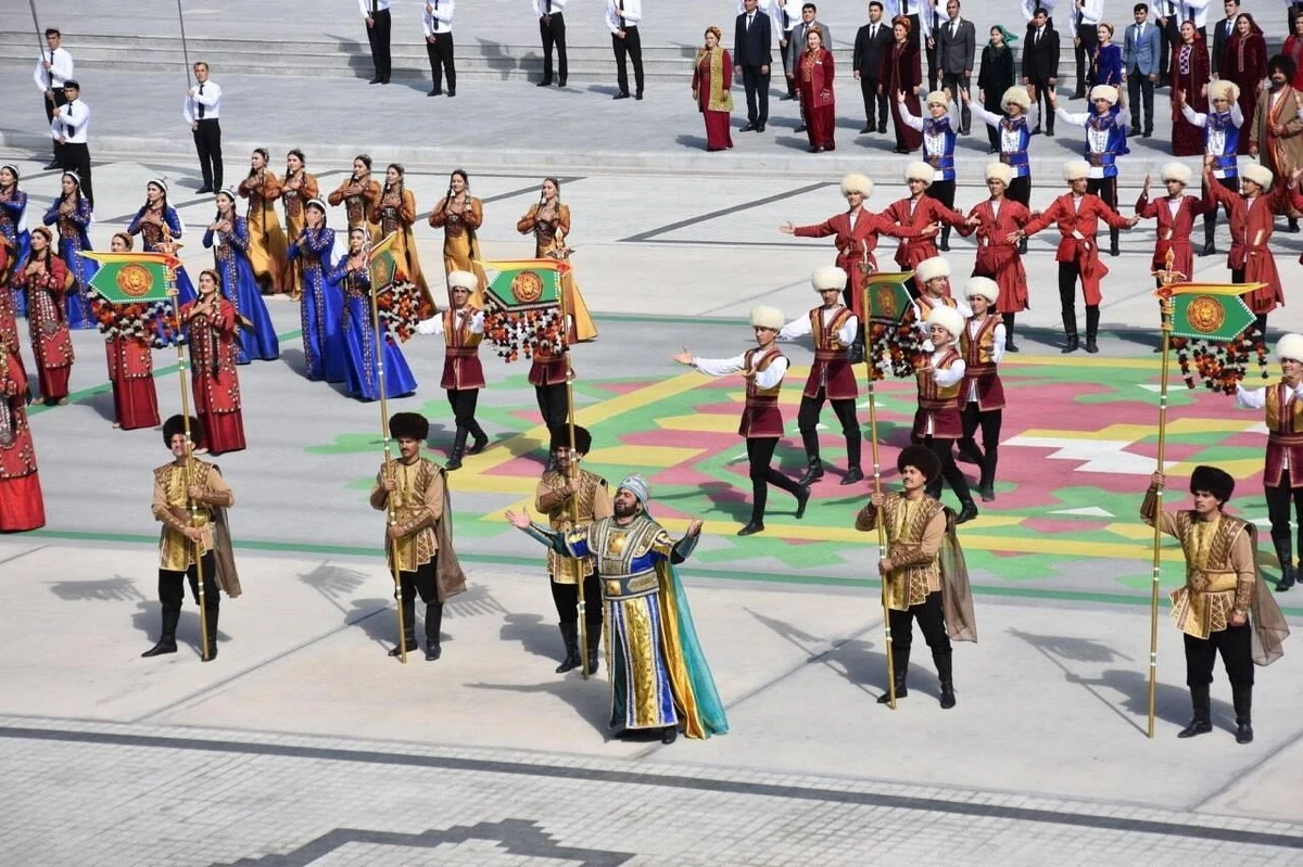 ​Artyści oraz działacze pracujący w sferze kultury w Turkmenistanie dostali od władz nakaz zrzucenia zbędnych kilogramów. Muszą się odchudzić przed 27 września, kiedy to kraj świętuje Dzień Niepodległości. Co się stanie, gdy nie pozbędą się brzuchów? Nie będą wpuszczani na scenę ani przed kamery telewizyjne.