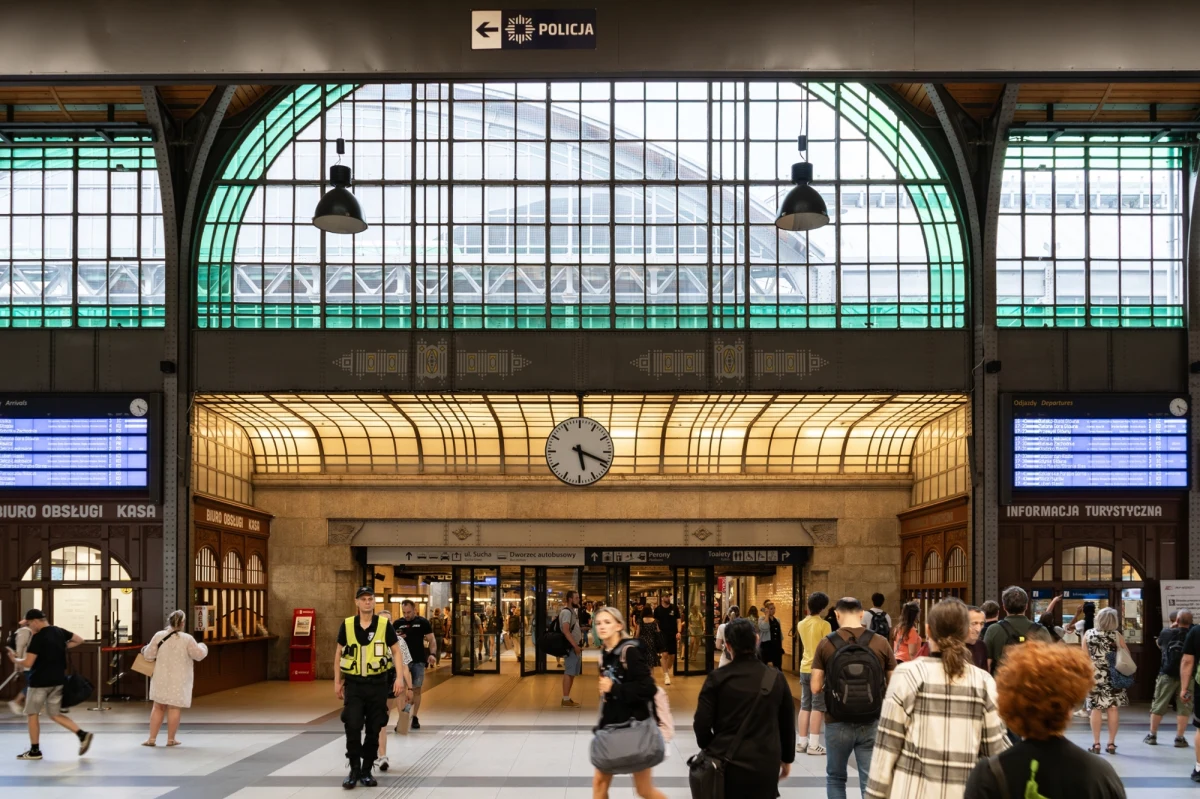 Dworzec kolejowy Wrocław Główny został uznany za jeden z najlepszych w Europie według najnowszego rankingu European Railway Station Index 2025. W prestiżowym zestawieniu, przygotowanym przez międzynarodową organizację Consumer Choice Center, wrocławska stacja zajęła pierwsze miejsce w kategorii dworców obsługujących poniżej 50 milionów pasażerów rocznie. W klasyfikacji ogólnej uplasowała się na drugim miejscu w Europie, ustępując jedynie dworcowi w Zurychu. To pierwsza tak wysoka lokata dla polskiego dworca w historii tego rankingu.