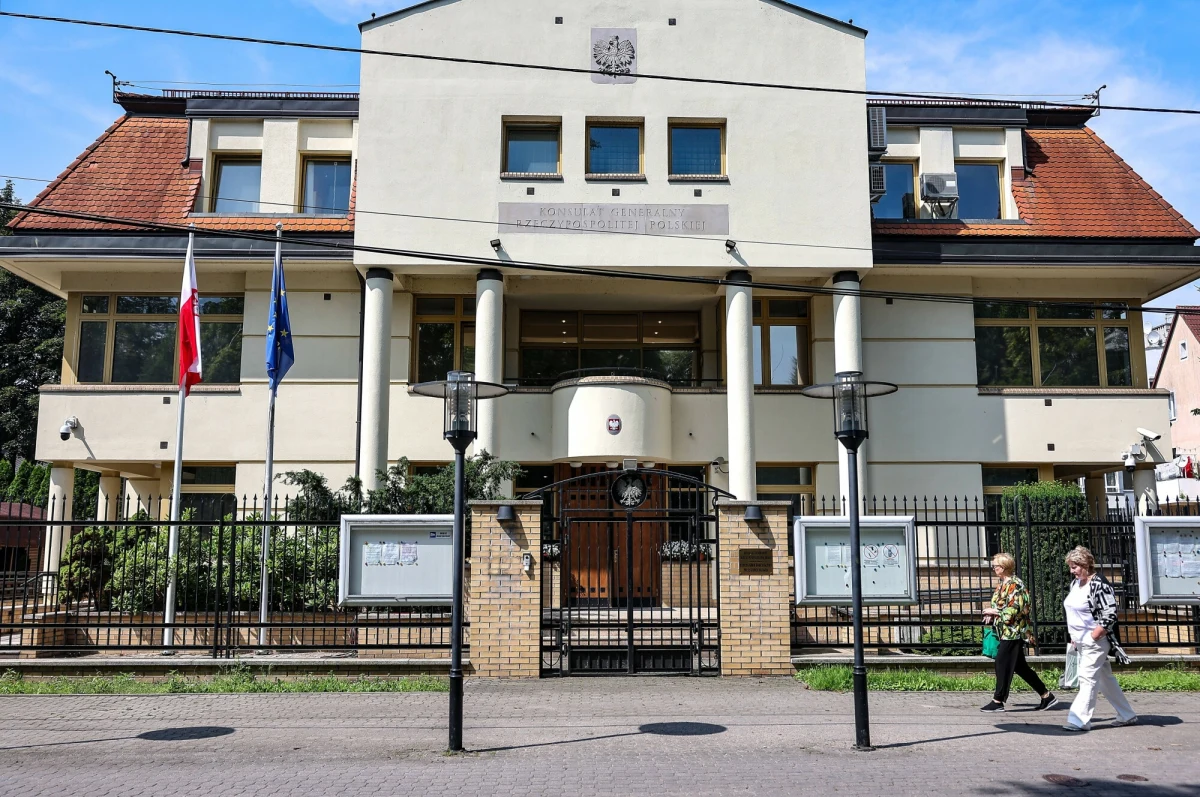 "Konsulat Generalny RP w Królewcu kończy działalność" - poinformowało w piątek Ministerstwo Spraw Zagranicznych. Jak przekazał resort, kierujący placówką konsul Janusz Jabłoński uroczyście przekazał na ręce ambasadora RP w Rosji Krzysztofa Krajewskiego godło RP oraz flagi Polski i UE. Kilka tygodni temu władze Federacji Rosyjskiej wycofały zgody na działalność urzędu.