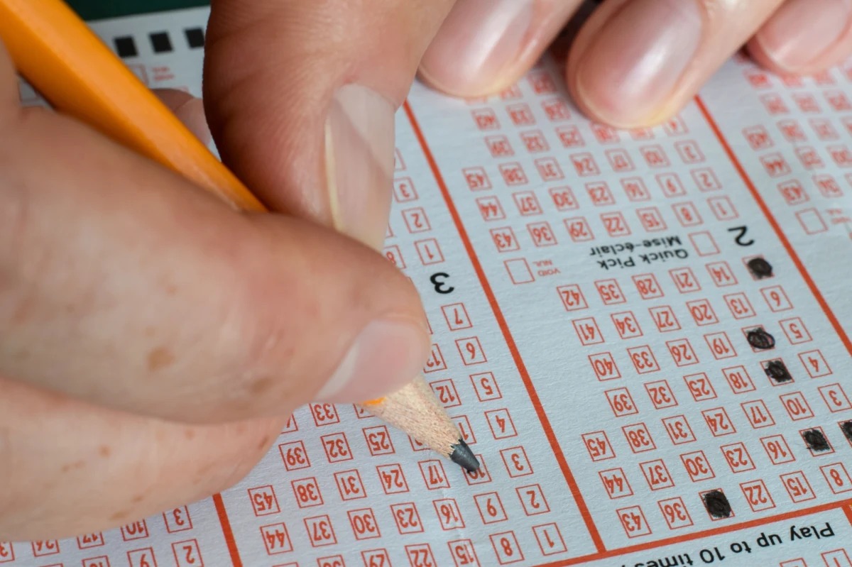 Wyobraź sobie, że jesteś milionerem i nawet o tym nie wiesz. W Bawarii w Niemczech od lat czeka na odbiór ponad milion euro z wygranej w Lotto. Zwycięzca, który wytypował szczęśliwe liczby, wciąż się nie zgłosił. Rozpoczęły się jego gorączkowe poszukiwania. Wywieszane są plakaty. 