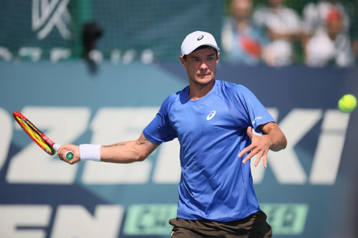 Kamil Majchrzak sprawił niespodziankę, po raz pierwszy w karierze pokonując Rosjanina Karena Chaczanowa i awansując do trzeciej rundy US Open. Zaraz po meczu swoją radością postanowił podzielić się z kibicami. W pewnym momencie chciał swoją czapkę przekazać młodemu kibicowi, jednak w ostatniej chwili dziecku "sprzątnął" ją dorosły mężczyzna. Kiedy Majchrzak dowiedział się o sytuacji, rozpoczął poszukiwania chłopca. Ich finał okazał się szczęśliwy! 