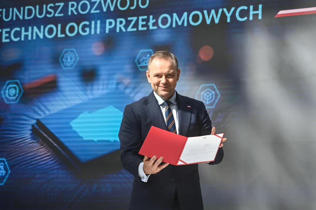 Prezydent Karol Nawrocki podpisał w piątek inicjatywę ustawodawczą dot. projektu ustawy o Funduszu Rozwoju Technologii Przełomowych. "Musimy podejmować wysiłek, by Polska nie przespała rewolucji technologicznej i stąd moja inicjatywa" - mówił. Zapowiedział, że we wrześniu powoła radę ds. nowych technologii. "Każdą inicjatywę, która ma na celu zwiększenie nakładów finansowych na naukę i rozwój przyjmujemy pozytywnie, jednak deklaracja prezydenta Karola Nawrockiego ws. funduszu na 5 mld zł jest nierealna i nie przystaje do możliwości finansowych budżetu państwa" – skomentował wiceminister nauki prof. Marek Gzik.