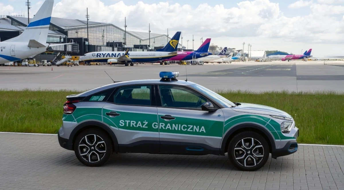 Pijany i agresywny pasażer został wyprowadzony w kajdankach z samolotu po lądowaniu na lotnisku w Gdańsku. 22-latek nie stosował się do poleceń załogi, pił alkohol i zapalił papierosa w toalecie. Za swoje zachowanie został ukarany mandatem.