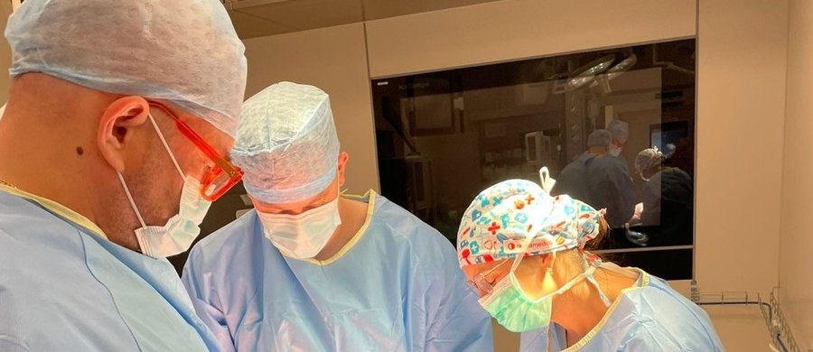 Pacjentka to ponad 40-letnia mieszkanka niewielkiej miejscowości w województwie kujawsko-pomorskim, mama dwójki nastoletnich dzieci.
Kobieta od wielu lat nie była u ginekologa. Gdy trafiła do szpitala - guz jajnika miał średnicę 46 centymetrów. Operację przeprowadzili specjaliści z Oddziału Klinicznego Ginekologii Onkologicznej Centrum Onkologii w Bydgoszczy.