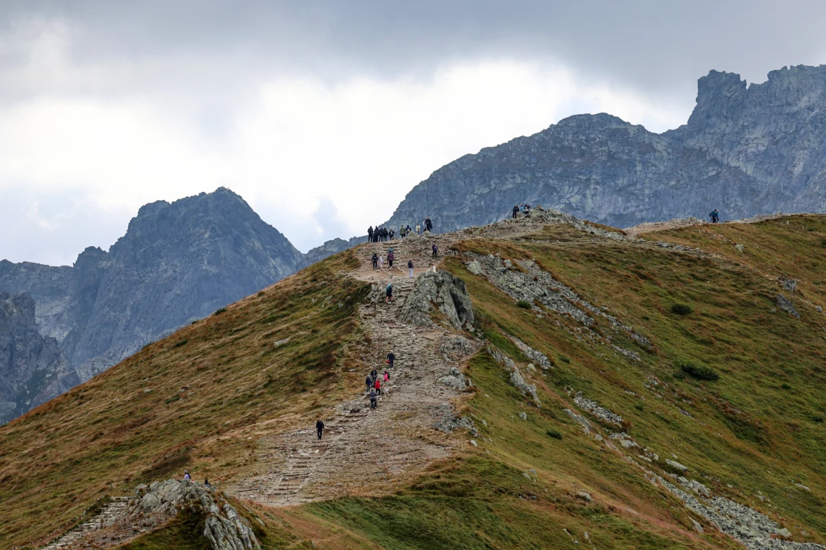Ponad 3,2 tys. interwencji zanotowali od początku wakacji funkcjonariusze w powiecie tatrzańskim. 240 razy interweniowali w związku z zakłóceniami porządku publicznego i ciszy nocnej, głównie po alkoholu. Mimo to zakopiańska policja podkreśliła, że lato pod Tatrami przebiegło względnie spokojnie i bezpiecznie.