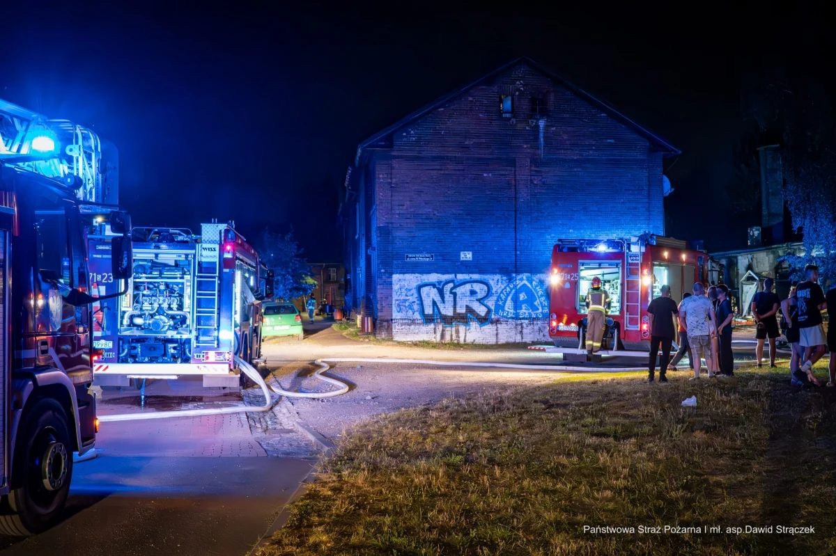 16 osób, w tym dwoje dzieci, ewakuowała w nocy policja z domu wielorodzinnego w Rudzie Śląskiej. Paliła się przyczepa kempingowa oraz palety składowane przy ścianie budynku. 