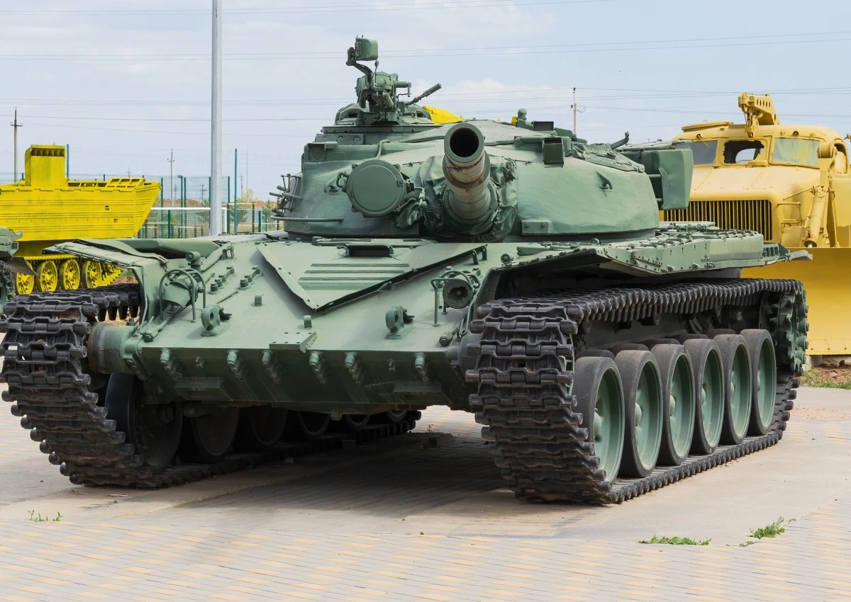 Wiceszef MON Paweł Bejda podpisał decyzję o przekazaniu czołgu T-72A stowarzyszeniu założonemu przez swojego bliskiego współpracownika, gen. Jerzego Jankowskiego - poinformował w sobotę Onet. Wybuchła polityczna burza. Mariusz Błaszczak już kieruje sprawę do prokuratury. Ten czołg został w 2016 r. wycofany z użycia - odpowiedział Bejda.