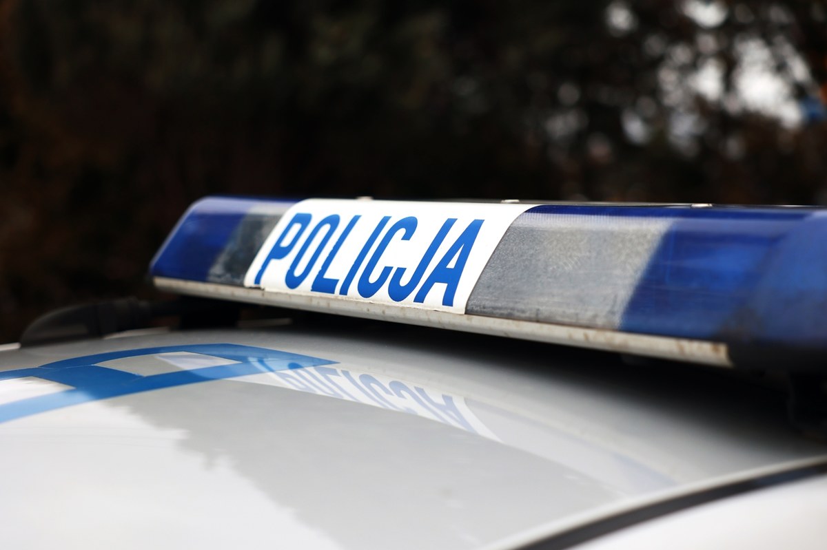 Chciał upozorować wypadek. Skatował ofiarę kijem i... położył się obok