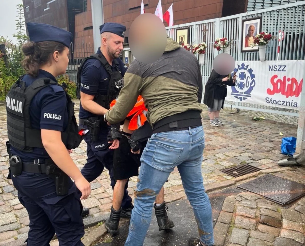 Fragment historycznej Bramy nr 2 Stoczni Gdańskiej został zanieczyszczony pomarańczowym proszkiem z gaśnicy. Policjanci zatrzymali w tej sprawie pięć osób. 