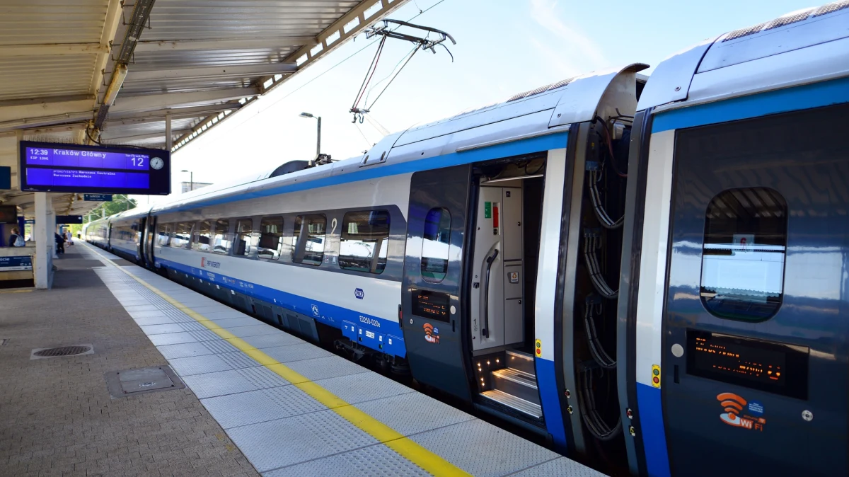 Od 31 sierpnia obowiązuje nowy rozkład jazdy pociągów. Zmiany obejmą nie tylko składy PKP Intercity, lecz także pociągi regionalne. Podróżni mogą liczyć na krótsze czasy przejazdu, nowe przystanki, dodatkowe połączenia, a także korekty wynikające z prowadzonych prac modernizacyjnych na torach.