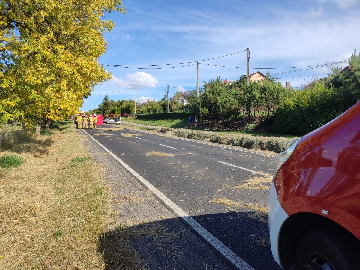 Jedna ofiara śmiertelna, dwie osoby poszkodowane - to dramatyczny bilans wypadku, do którego doszło w sobotę po południu na drodze wojewódzkiej nr 790 w miejscowości Giebło-Kolonia niedaleko Zawiercia na Śląsku. Dachował tam samochód osobowy, najprawdopodobniej audi cabrio. Droga była zablokowana. 