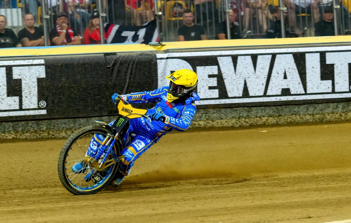 Broniący tytułu Bartosz Zmarzlik zajął drugie miejsce w żużlowej Grand Prix we Wrocławiu, dziewiątej eliminacji mistrzostw świata. Wygrał Brady Kurtz, dla którego był to czwarty z rzędu wygrany turniej. Przed ostatnią rundą w Vojens Australijczyk traci do Polaka trzy punkty.