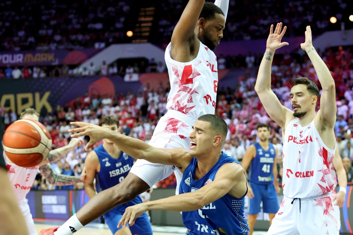 Reprezentacja Polski koszykarzy pokonała w katowickim Spodku Izrael 66:64 (19:14, 18:12, 11:25, 18:13) w swoim drugim meczu mistrzostw Europy. Gospodarze, którzy wcześniej wygrali ze Słoweńcami, zajmują drugie miejsce w grupie D, za Francuzami, którzy również mają dwie wygrane.
