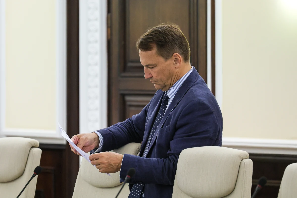 Radosław Sikorski w ataku. Szef MSZ poinformował, że stanowisko rządu na wizytę prezydenta RP w USA nie było formalnie niejawne. Jak dodał, jednak na miejscu głowy państwa sprawdziłby, "który z jego doradców był takim durniem".