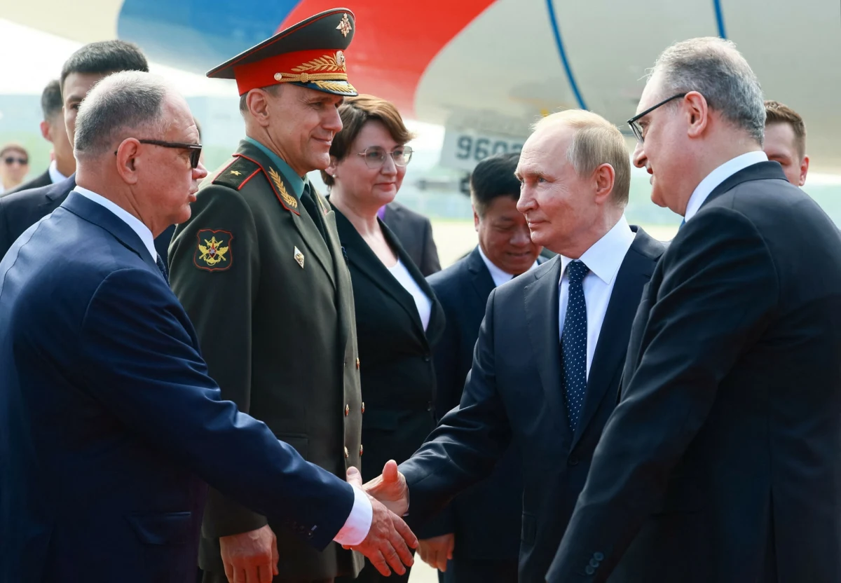 Władimir Putin w Chinach. Rosyjski przywódca przybył w niedzielę do Tiencinu, gdzie odbędzie się dwudniowy szczyt Szanghajskiej Organizacji Współpracy (SzOW) z udziałem przedstawicieli ponad 20 krajów. 3 września w stolicy Chin Putin weźmie udział w paradzie wojskowej na placu Tiananmen.
