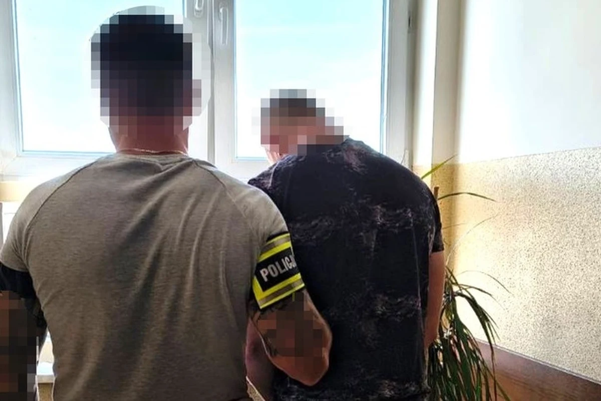 21-letni mieszkaniec Ostrołęki został zatrzymany po tym, jak podszywając się pod policjanta, wyłudził pieniądze od starszego małżeństwa. 