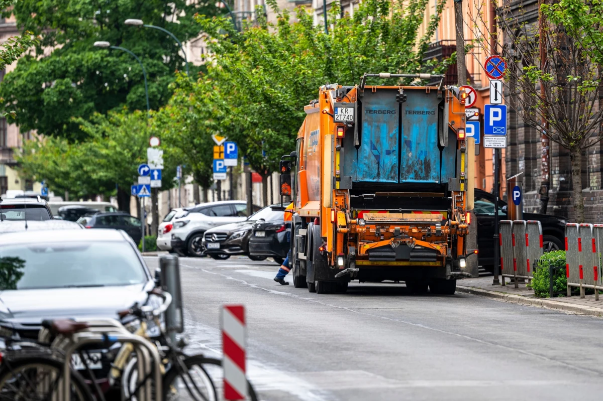 Złe wieści dla mieszkańców Krakowa. Od poniedziałku o około 30 proc. wzrośnie w tym mieście opłata za odbiór odpadów komunalnych. W przypadku śmieci posegregowanych stawka zwiększy się z 27 do 35 zł miesięcznie od jednego mieszkańca, a odpadów nieposegregowanych - z 54 do 70 zł od mieszkańca.