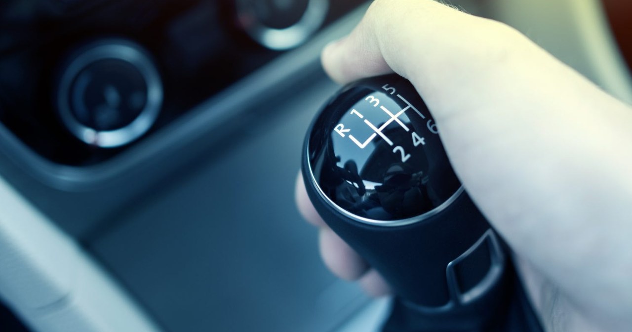 Kierowcy odwracają się od manuala. Trzeci pedał przestaje być potrzebny