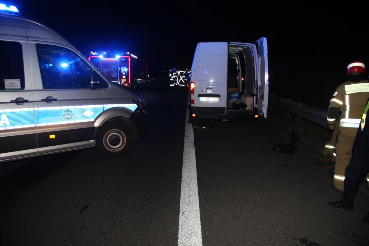 Tragiczny wypadek na drodze ekspresowej koło Lublina. W nocy dwaj mężczyźni, zmieniając koło w samochodzie, zginęli potrąceni przez ciężarówkę.