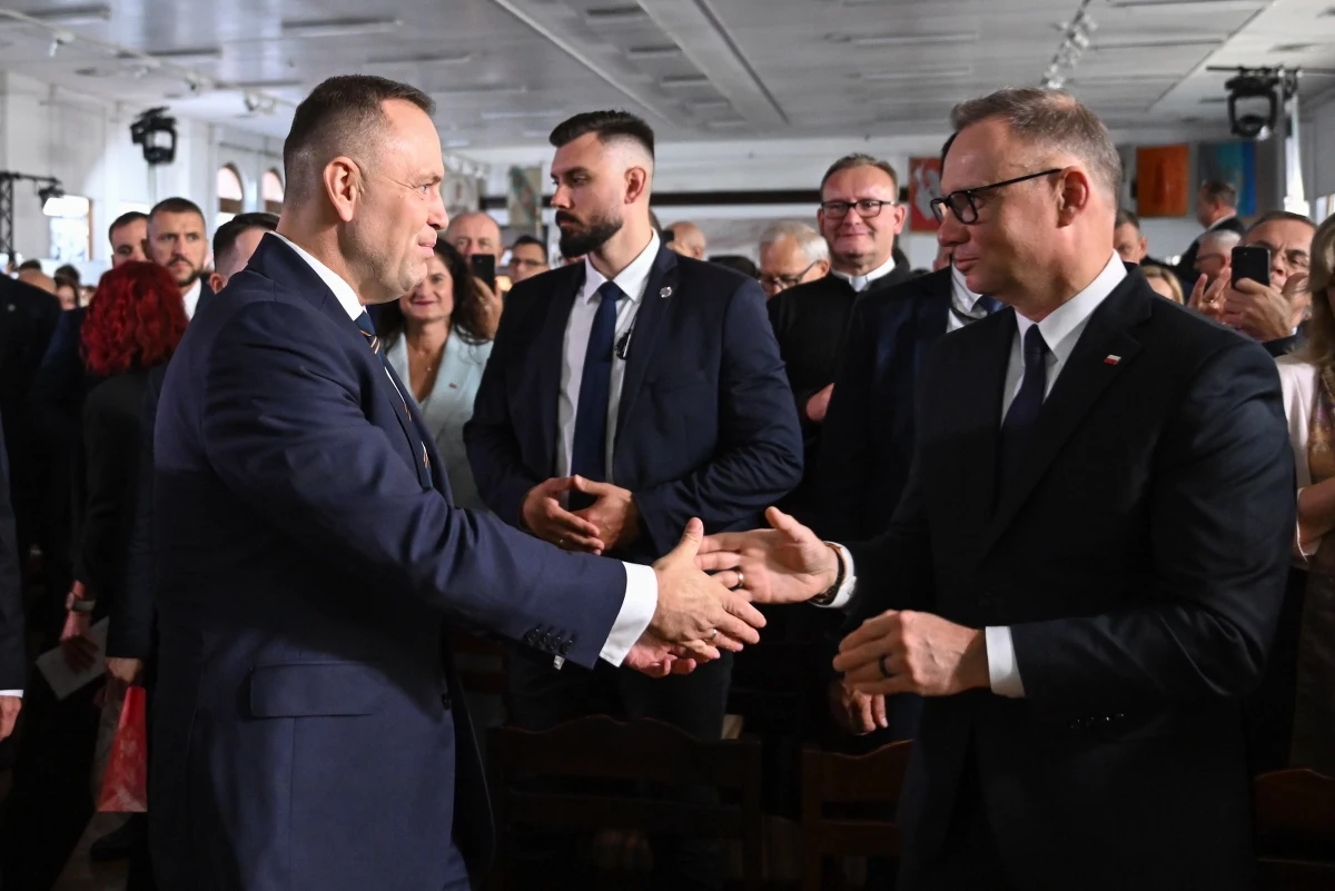 To święto jest o tych, którzy zachowali się jak trzeba w roku 1980, a o których państwo polskie na wiele lat i na wiele dekad zapomniało - mówił prezydent Karol Nawrocki w niedzielę w Sali BHP Stoczni Gdańskiej, gdzie pojawił się także były prezydent Andrzej Duda. Nawrocki mówił m.in. o roli Lecha Wałęsy.