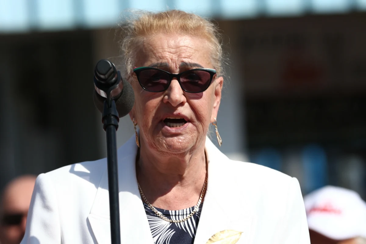 Plac Solidarności w Gdańsku w niedzielę, w 45. rocznicę podpisania Porozumień Sierpniowych, został podzielony barierkami na pół. Zwróciła na to uwagę Henryka Krzywonos-Strycharska, która zaapelowała do Karola Nawrockiego. "Prezydentowi Nawrockiemu, który miał być bezpartyjnym prezydentem wszystkich Polaków, którego służby podzieliły plac Solidarności płotkami na pół, przypominam, że owszem wybrało go 10 milionów Polaków, ale drugie tyle go nie wybrało" - napisała sygnatariuszka Porozumień Sierpniowych.