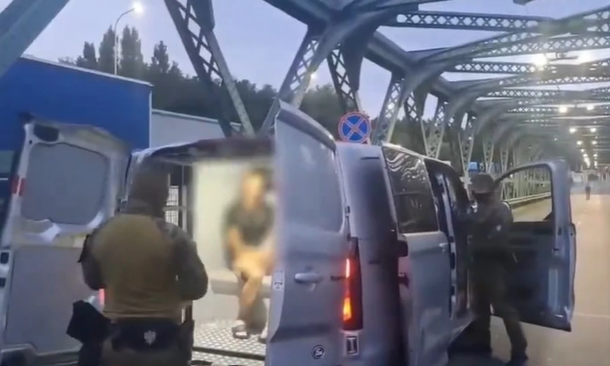 Obywatel Ukrainy, który w zamieszczanych w internecie filmach groził podpaleniami, został przez funkcjonariuszy straży granicznej przymusowo doprowadzony i deportowany na Ukrainę - poinformował w niedzielę minister spraw wewnętrznych i administracji Marcin Kierwiński. Zamieścił też wideo przedstawiające akcję służb.