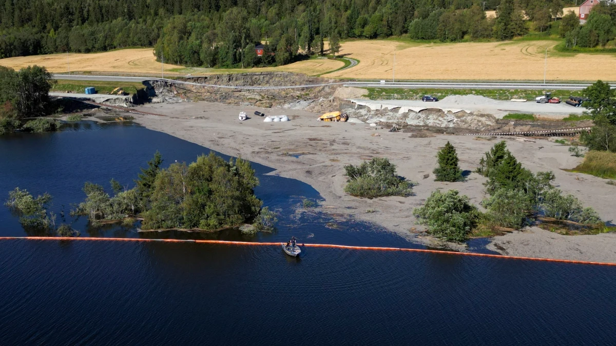 Po zejściu w sobotę lawiny błotnej w Norwegii trwają poszukiwania jednej osoby. "Na chwilę obecną nie ma już możliwości odnalezienia żywych" - mówi szef akcji ratunkowej Terje Bolas. Osuwisko wywołało zejście gliny szybkoschnącej.
