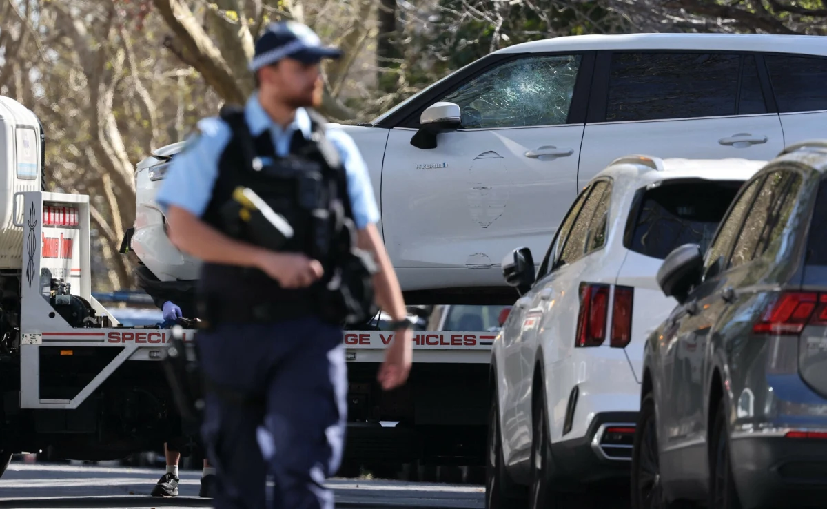 Biały SUV wjechał na teren rosyjskiego konsulatu w Sydney i staranował bramę, zatrzymując się na trawniku placówki. Mundurowi aresztowali 39-letniego kierowcę, którego motywy działania na razie nie są znane. W wyniku incydentu ranny został 24-letni policjant.