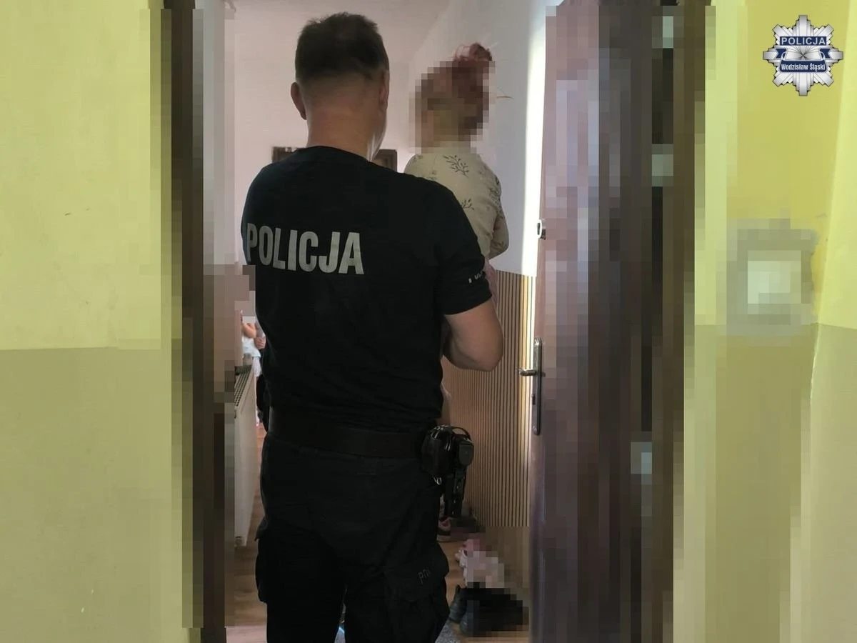 Policja otrzymała zgłoszenie o 2-letniej dziewczynce, która bez opieki przebywała w pobliżu przystanku autobusowego w Radlinie (Śląskie). Dziecko miało być zagubione, bez butów, ubrane tylko w body i pieluszkę. Zgłaszające kobiety zaopiekowały się dziewczynką do czasu przyjazdu funkcjonariuszy. 