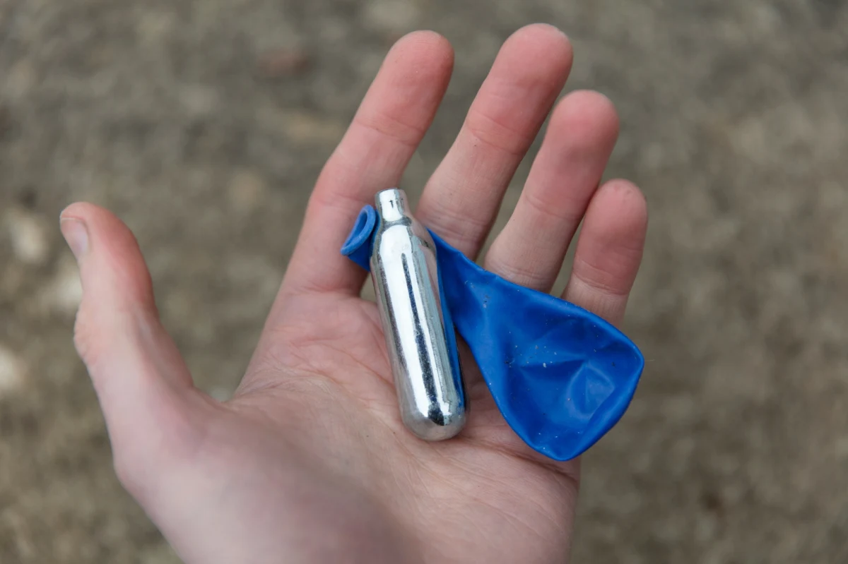 W Niemczech narasta poważny problem związany z używaniem gazu rozweselającego. Służby toksykologiczne odnotowują gwałtowny wzrost liczby przypadków zatruć tą substancją. Jak informuje David Steindl, kierownik pogotowia toksykologicznego w szpitalu Charite w Berlinie, w 2024 roku liczba zgłoszeń dotyczących zatruć gazem rozweselającym była aż dwukrotnie wyższa niż rok wcześniej.