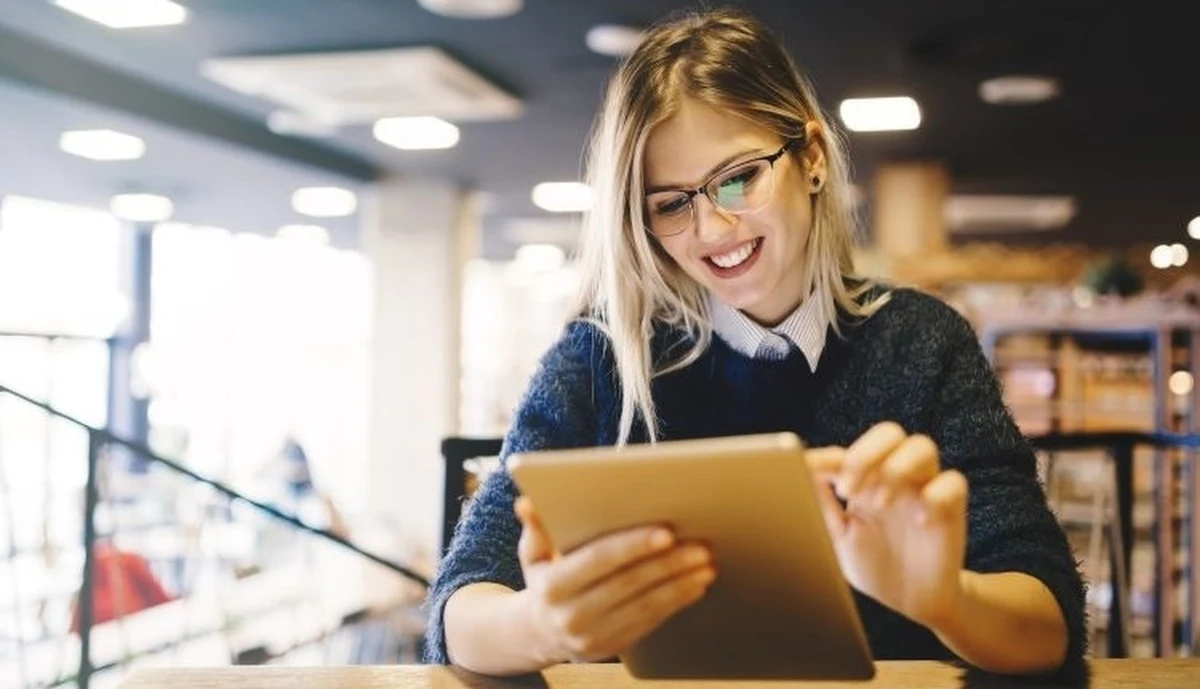 Tablety z ekranem 120 Hz to nie tylko sprzęt do gier i filmów. Wyższe odświeżanie sprawia, że przewijanie dokumentów jest wyjątkowo płynne, wykresy i materiały naukowe stają się czytelniejsze, a pisanie rysikiem nabiera naturalnej precyzji. Jeśli szukasz urządzenia, które ułatwi Ci naukę i codzienną pracę, sprawdź!