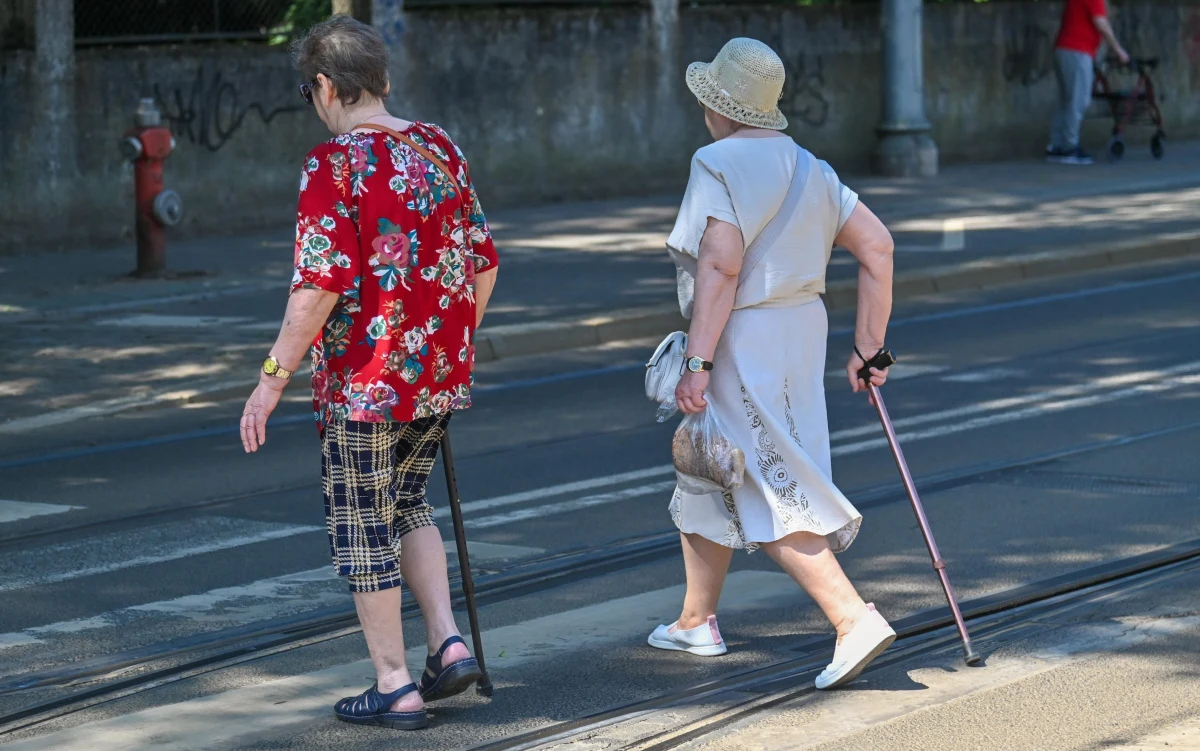 Ruszyła wypłata czternastych emerytur. W tym roku "czternastka" w pełnej wysokości wynosi 1878,91 zł brutto. To świadczenie jest przyznawane z urzędu. 