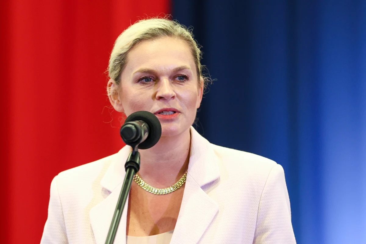 "Świat się zmienia. Technologia posuwa się naprzód i zmienia wszystko" - mówiła minister edukacji Barbara Nowacka na rozpoczęciu roku szkolnego w Gdyni. "Szkoła musi się zmieniać" - dodała. 