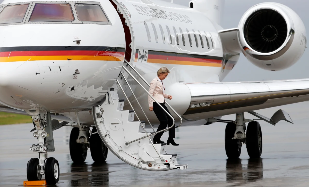 W związku z podejrzanym rosyjskim zakłócaniem sygnału GPS, samolot z przewodniczącą Komisji Europejskiej Ursulą von der Leyen na pokładzie został zmuszony do lądowania w bułgarskim Płowdiwie przy użyciu tradycyjnych, papierowych map - poinformował brytyjski dziennik "Financial Times". Bułgarskie służby potwierdzają incydent, a eksperci ostrzegają przed rosnącym zagrożeniem dla lotnictwa cywilnego.