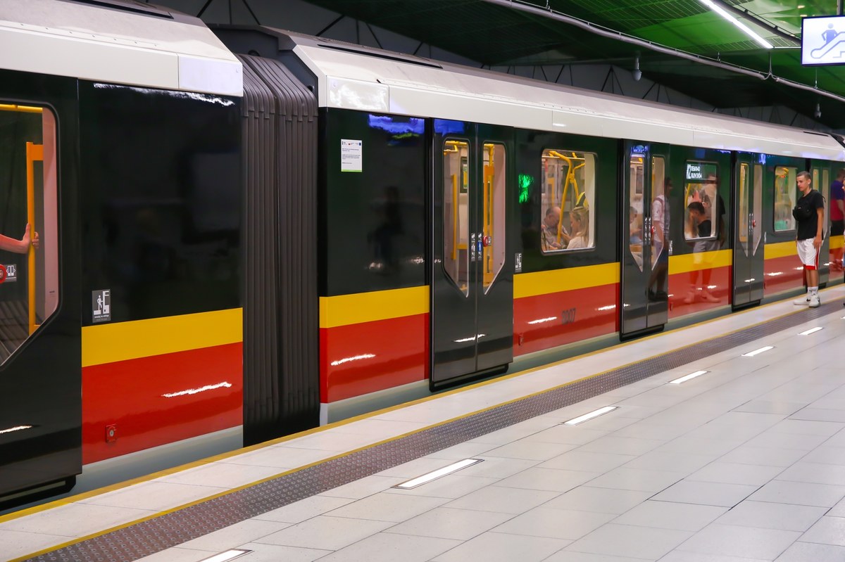 Przejechał nad nim pociąg, wstał i wyszedł. Niebezpieczny wypadek w warszawskim metrze