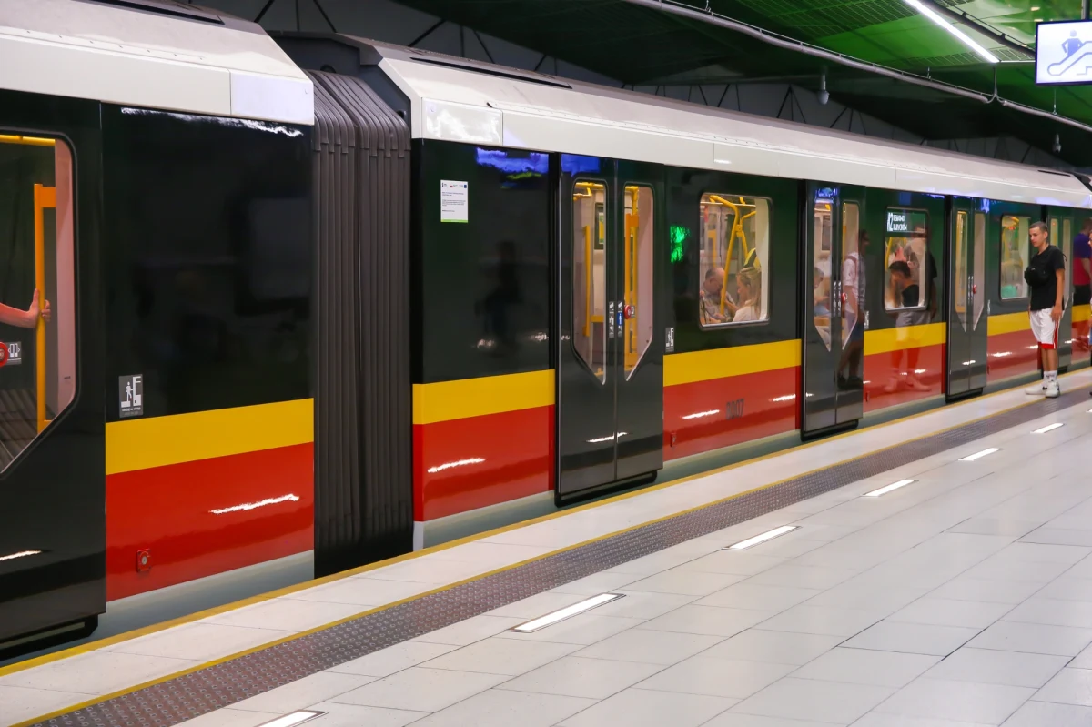 Do bardzo groźnego i nietypowego zdarzenia doszło w poniedziałek rano w warszawskim metrze. Na stacji Kondratowicza mężczyzna znalazł się w zagłębieniu torowiska, a chwilę potem przejechał nad nim pociąg. Na szczęście nic mu się nie stało. Mężczyzna wstał i wyszedł na peron. 