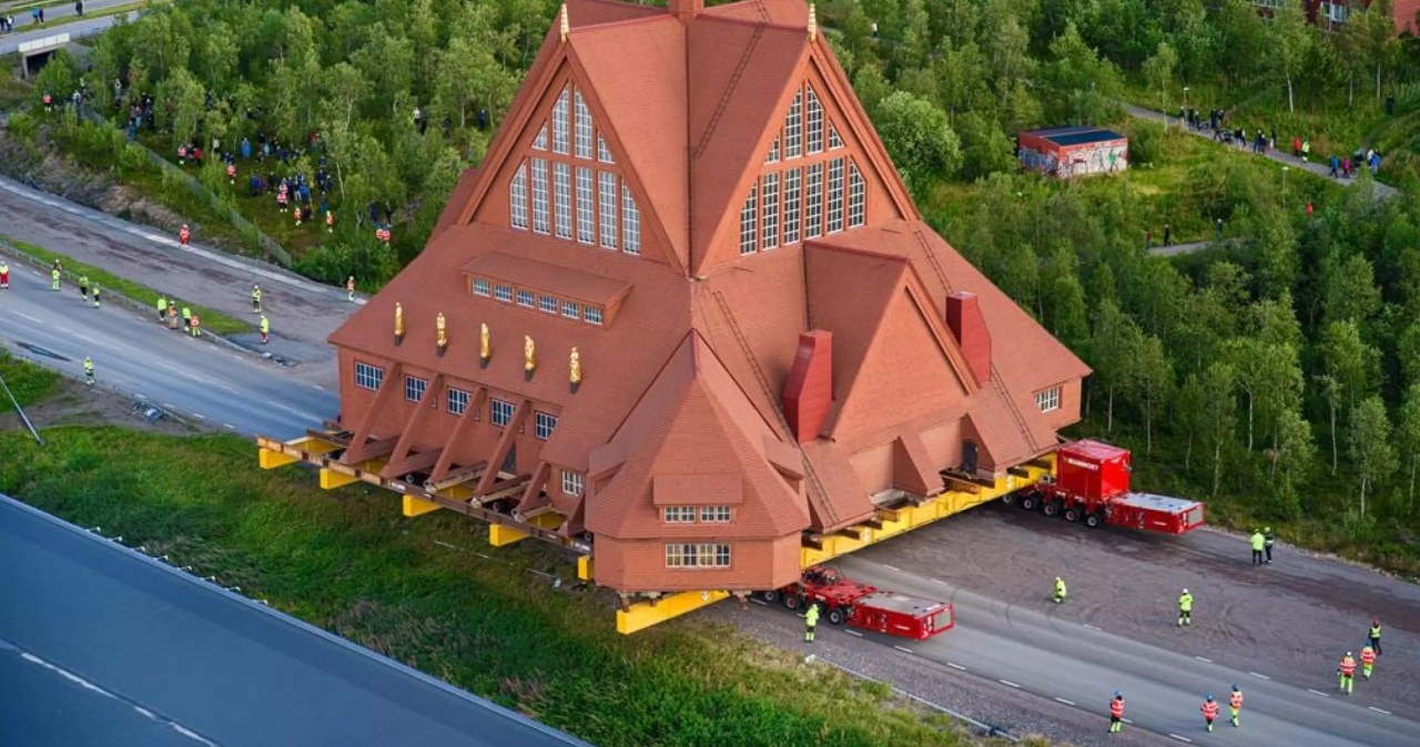 Ten kościół waży 700 ton. Podnieśli go i przenieśli o 5 km