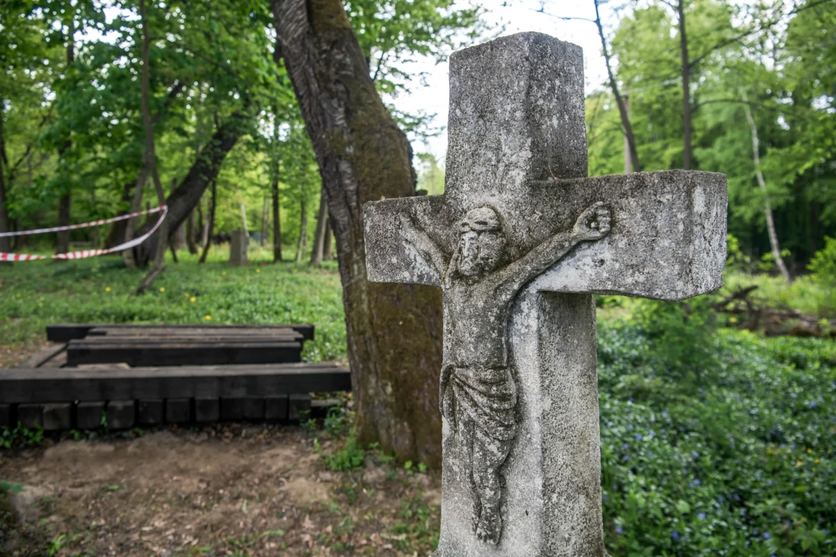 Już w najbliższą sobotę ofiary Zbrodni Wołyńskiej spoczną na cmentarzu w Puźnikach na Ukrainie. Pogrzebani 80 lat temu w masowej mogile Polacy, ofiary nacjonalistów z UPA, zostaną teraz pochowani w indywidualnych grobach, na których w najbliższych miesiącach i latach będzie można zawiesić tabliczki z imionami i nazwiskami. 