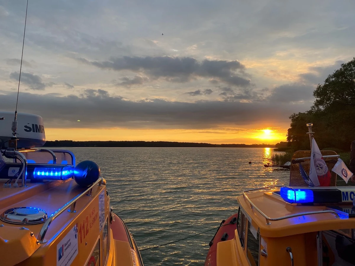 Na szlaku Wielkich Jezior Mazurskich trwa sezon żeglarski. Wrzesień to miesiąc, w którym można już zdecydowanie taniej wyczarterować jacht czy motorówkę. Ceny w porównaniu do wysokiego sezonu spadły nawet o 30-40 procent.