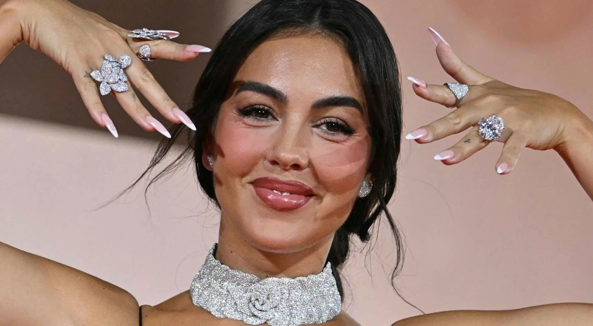 Luksus, prestiż i blask diamentów - tak wyglądała sobota w Wenecji, kiedy Georgina Rodríguez po raz pierwszy po zaręczynach z Cristiano Ronaldo pojawiła się na Festiwalu Filmowym. Narzeczona światowej gwiazdy futbolu przyciągnęła uwagę nie tylko swoją urodą, ale też ekstrawaganckimi dodatkami i pierścionkiem, który dosłownie oślepiał fotografów.