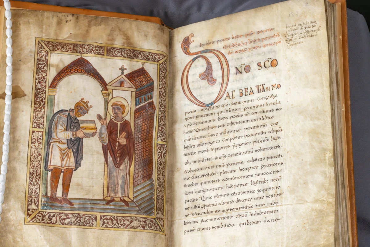 Rocznica koronacji Æthelstana to moment, który zdaniem historyków powinien na nowo rozbudzić zainteresowanie postacią pierwszego króla Anglii. Mimo że to on zjednoczył kraj i stworzył podwaliny pod współczesne państwo, jego imię pozostaje w cieniu bardziej znanych władców i wydarzeń. Profesor David Woodman z Uniwersytetu Cambridge, autor przełomowej biografii „The First King of England”, rozpoczyna kampanię na rzecz przywrócenia Æthelstana do panteonu wielkich postaci brytyjskiej historii – i przekonuje, dlaczego zasługuje na więcej niż tylko przypis w podręcznikach.