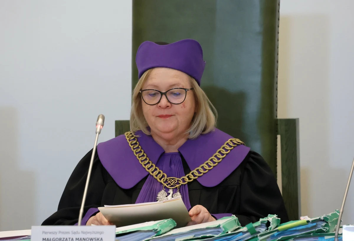 Prokuratura Krajowa nie zgadza się na wyłączenie 12 sędziów Trybunału Stanu ze sprawy uchylenia immunitetu Małgorzaty Manowskiej. To dalszy ciąg sporu z Trybunałem, który w piątek podjął decyzję uniemożliwiającą rozpatrzenie wniosku o uchylenie immunitetu Manowskiej ze względu na niewystarczającą liczbę sędziów. Prokuratura uznała decyzję TS za absurdalną.