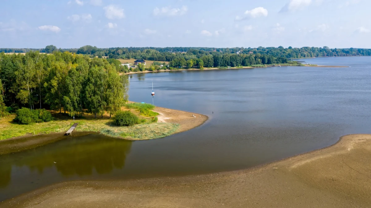 W ostatnim czasie pojawiły się nieprawdziwe informacje dotyczące rzekomego całkowitego opróżniania Zbiornika Wodnego Sulejów. Ministerstwo Infrastruktury stanowczo dementuje te doniesienia, podkreślając, że obecnie nie prowadzi się takich działań, ani nie są one planowane w najbliższej przyszłości. Ewentualne prace modernizacyjne mogą wiązać się jedynie z okresowym, częściowym obniżeniem poziomu wody, co jest standardową procedurą podczas realizacji inwestycji hydrotechnicznych. Zakres i harmonogram tych działań będą uzależnione od decyzji projektantów oraz uzyskanych pozwoleń administracyjnych.