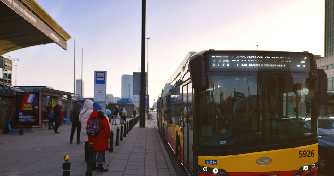 Autobus sygnalizuje zamiar włączenia się do ruchu. Czy grozi mi mandat? wiadomości,aktualności,Interia Autobus sygnalizuje zamiar włączenia się do ruchu. Czy grozi mi mandat?