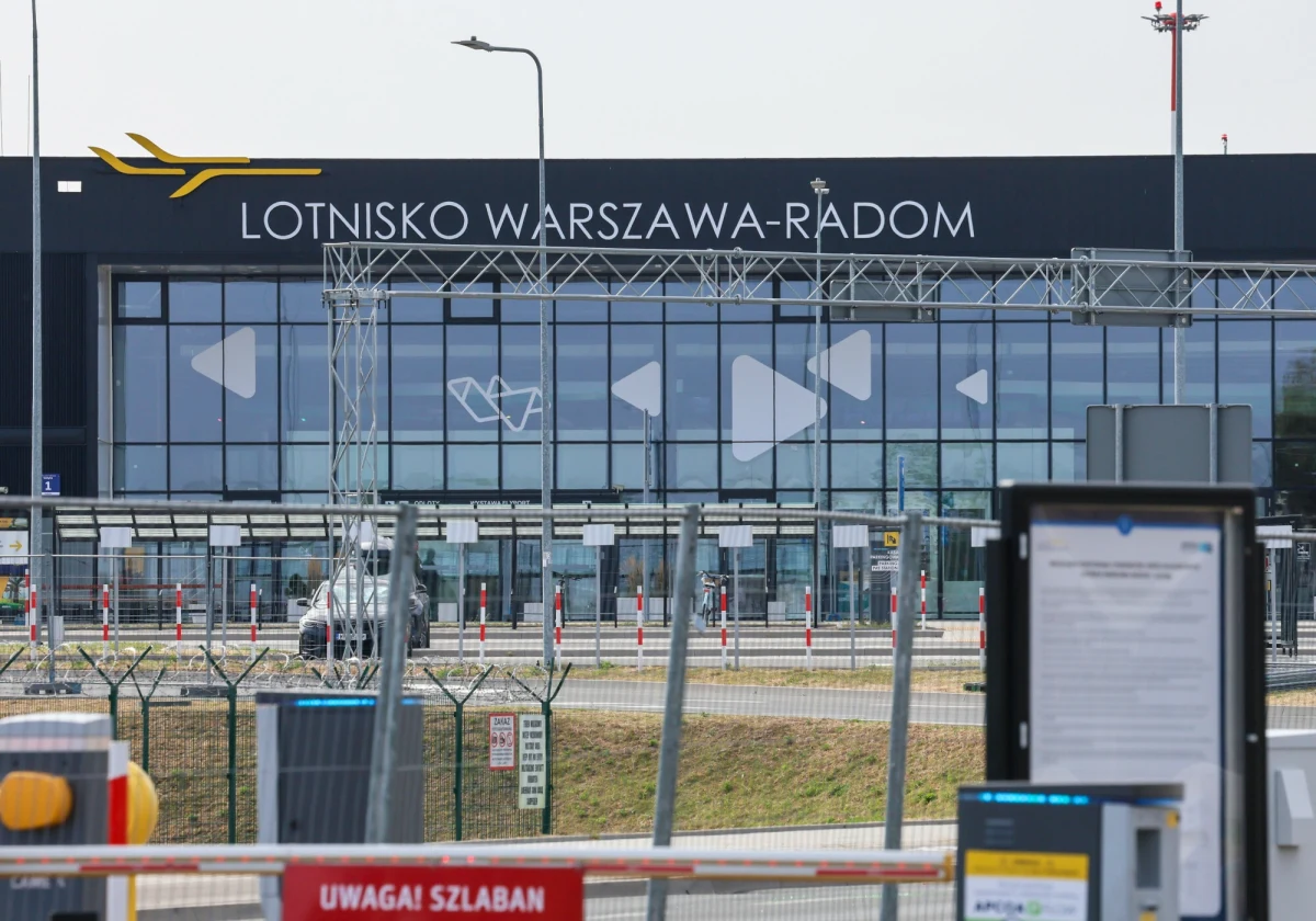 "Lotnisko Warszawa-Radom zostało operacyjnie uruchomione w poniedziałek o godz. 17 z ograniczonymi parametrami dla drogi startowej" - przekazała rzeczniczka Polskich Portów Lotniczych Anna Dermont. Lotnisko zostało zamknięte po czwartkowej katastrofie, kiedy to wojskowy samolot F-16 rozbił się na drodze startowej w czasie przygotowań do pokazów AirShow.